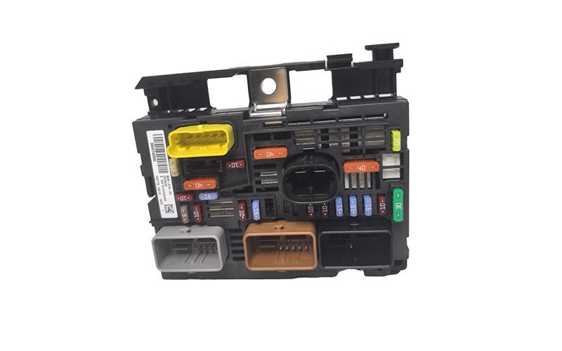 Servo Intelligent Fuse Box (BSM R18) - OE 9809742680 for Peugeot 3008 & Citroën C5